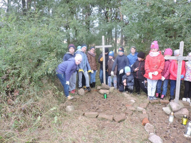 Sprzątanie grobów w Melanowie
